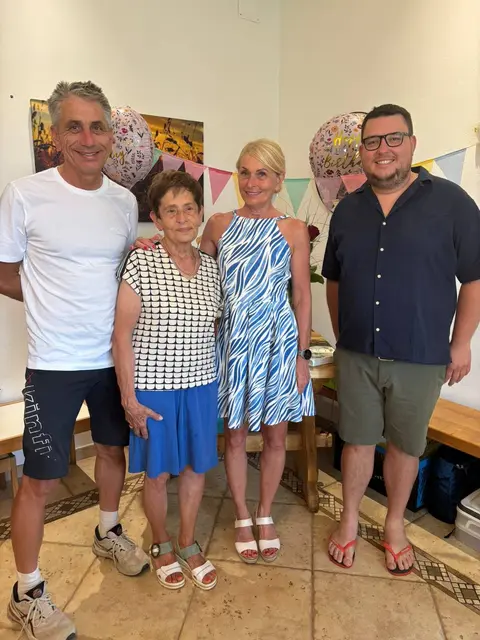 Johannes Jantschy (Sohn), Ermelinde Jantschy (Jubilarin), Karin Dersch (Tochter) und Vizebürgermeister Andreas Hitter (v.l.n.r.). | Foto: Gemeinde