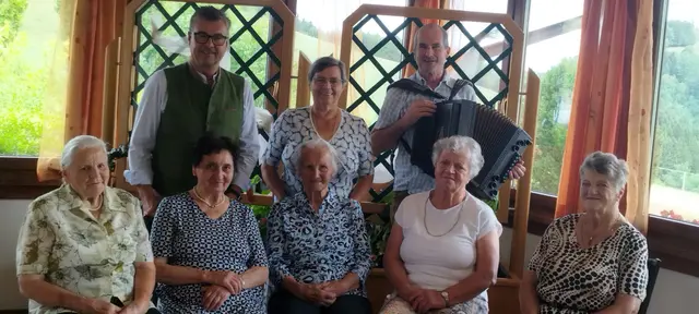 Rosa Hinterholzer (85 Jahre), Erna Krenn (85 Jahre), Barbara Dorfmair (95 Jahre), Maria Gruber (80 Jahre), Anna Badhofer (80 Jahre)
Stehend v.l.n.r.: Bgm Josef Forster, Seniorengemeinderätin Brigitta Huber, Musiker August Zineder | Foto: Gemeinde Ertl