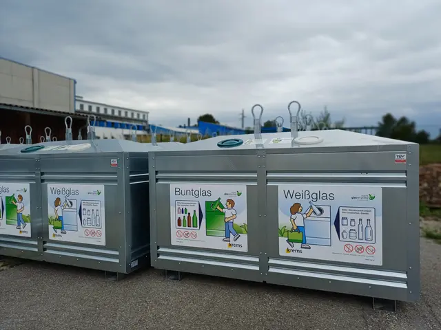Beim Hubsystem wird der Glasbehälter mit einem Spezialkran über den Sammel-Lkw gehoben. Anschließend öffnet sich die Bodenklappe und das Altglas wird direkt in den Lkw entleert. Dieser verfügt über zwei getrennte Kammern für Weiß- und Buntglas. | Foto: AWA Krems