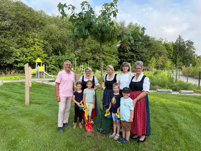 Bürgermeister Günter Streicher (li) und die Leiterin des Stadt-Kindergartens Johanna Reisecker (2.v.r.) 
bedanken sich bei der Goldhaubengruppe Schärding für die gespendeten Schattenbäume im neuen 
Kindergarten-Spielplatz im Grüntal. | Foto: Stadtgemeinde Schärding