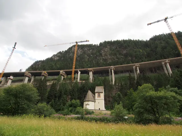 Kirche am Lueg im Schatten der Luegbrücke mit Kräne für die Baustelle der Asfinag