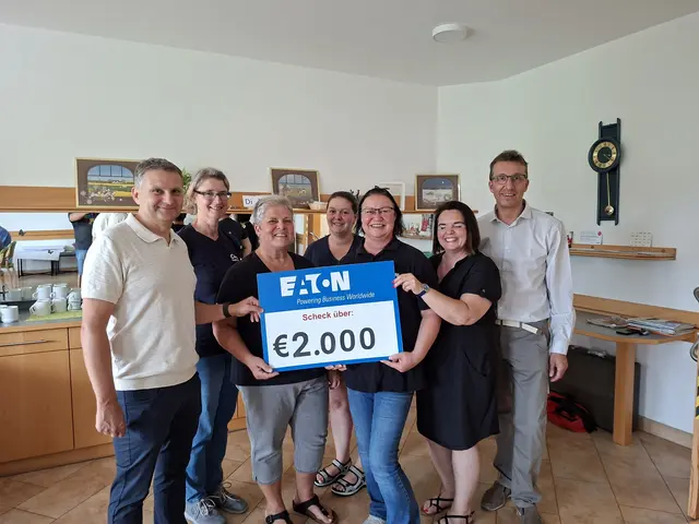 Zentralbetriebsrat Werner Müller, Leitung DGKP Bettina Kiefl, DGKP Ulrike Frei, DGKP Stephanie Schindl, Kerstin Ölzant, Eaton Community Support Team, Christina Lintermann, Eaton EHS-Managerin und Caritas Regionalleiter Erwin Silberbauer | Foto: Caritas St. Pölten