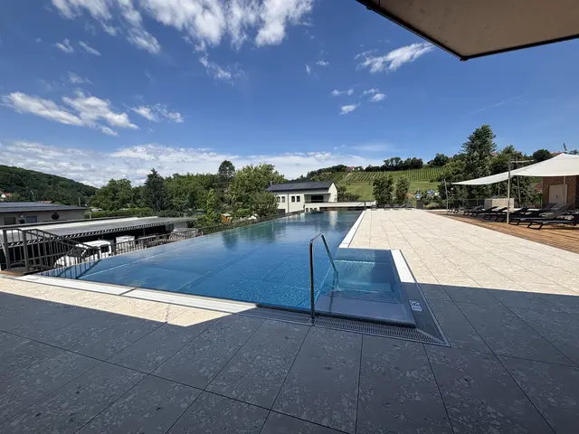 Der 25 Meter lange Infinity-Pool bildet das Herzstück der Anlage und ist als vollwertiges Sport- und Schwimmbecken nutzbar. | Foto: Silvia Dresbach