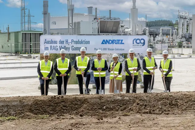 Sami Pelkonen, Dietmar Heinisser, Andritz-CEO Joachim Schönbeck, Bürgermeister Jürgen Lachinger (Gemeinde Gampern), Vizebürgermeisterin und Landtagsabgeordnete Manuela Gschwandtner, RAG-CEO Markus Mitteregger, CFO Robert Dick,  Stephan Bauer (v.l.).  | Foto: RAG Austria / Karin Lohberger Photography