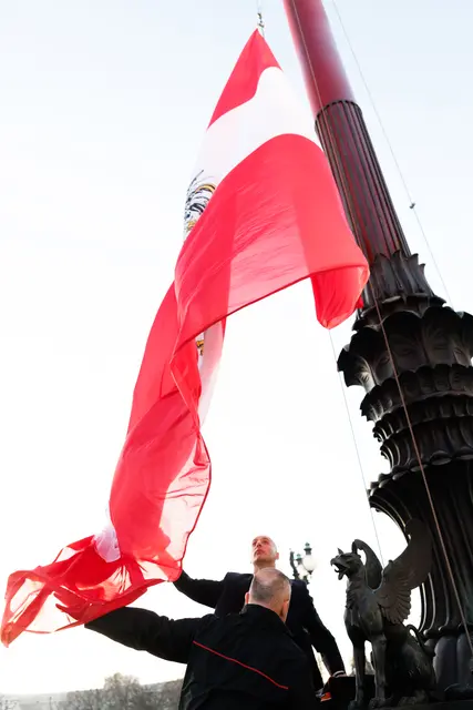 Das Morgenritual: Flaggenhissen am Plenartag.  | Foto: Parlamentsdirektion/Sattler-Remling