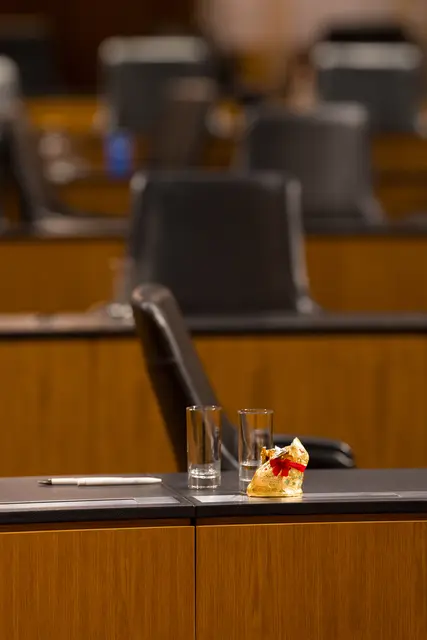 Letzte Reserven. Ein Parlamentarier hat den letzten Osterhasen vernascht. Zumindest teilweise. Die Überreste wurden vom Reinigungsdienst weggeputz. | Foto: Foto: Parlamentsdirektion/Sattler-Remling