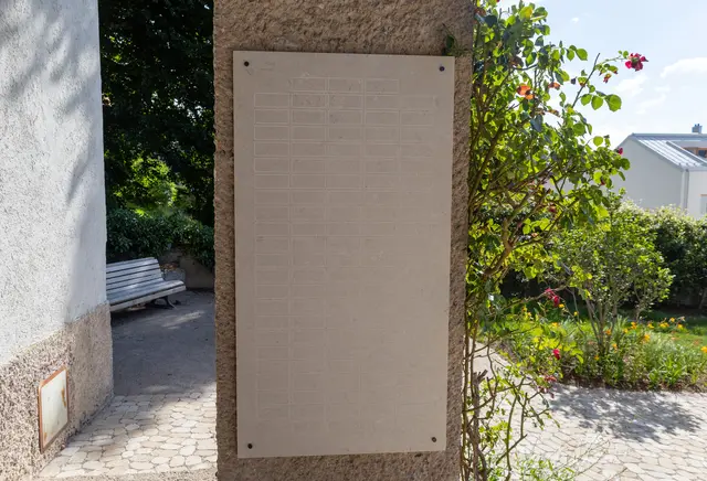 An der Säule neben dem Kircheneingang befindet sich eine Gedenktafel, auf der die Namen der Beigesetzten zu finden sein werden. | Foto: © Stadt Innsbruck/F.Bär