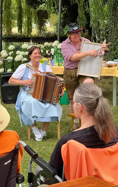 Angelika Sterkl und Helga Haubenberger. | Foto: PBZ Gloggnitz