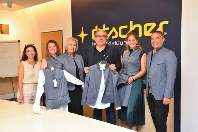Mag. Ditha Götzl-Guthrie (Marketingleitung Fa. Ötscher-Berufskleidung), Gemeinderätin Michaela Müller-Guttenbrunn, Tourismusgemeinderätin und Initiatorin Claudia Weinbrenner, Ing. Mag. Thiemo Götzl (Geschäftsführer Fa. Ötscher-Berufskleidung), Gemeinderätin Sandra Friedl-Brenner und Wirtschaftsstadtrat Gerhard Irxenmayer. | Foto: Stadt Amstetten
