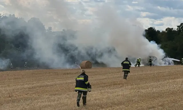 Zwölf Feuerwehren mit 24 Fahrzeugen und mehr als 140 Einsatzkräften standen im Einsatz, um den Flurbrand zu löschen. | Foto: Feuerwehr Unterfrauenhaid