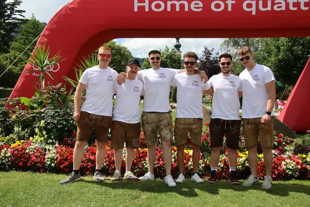 Quattro-Fans stellten sich im Zentrum von St. Gilgen ein: „Fünf Zylinder – sechs Legenden“: David, Dominik, Christoph, Dominik, Nico und Christopher (v. l.).