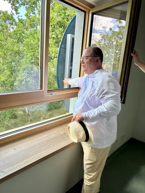 Vizebürgermeister Heinz Blocker (SPÖ) fülhrt die Beschattung vor.  | Foto: MeinBezirk/Birgit Bachhofner