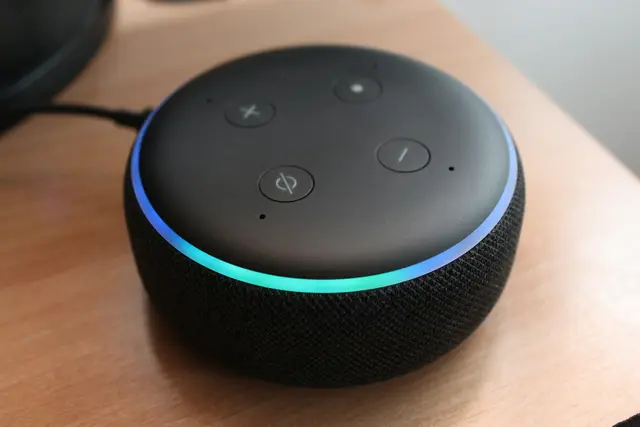 Smarte Lautsprecher gehören mittlerweile zur Grundausstattung vieler Haushalte. Amazon zeigt seine neuen Echo-Modelle, die mit noch mehr Funktionen ausgestattet sind. | Foto: Unsplash / Lazar Gugleta 