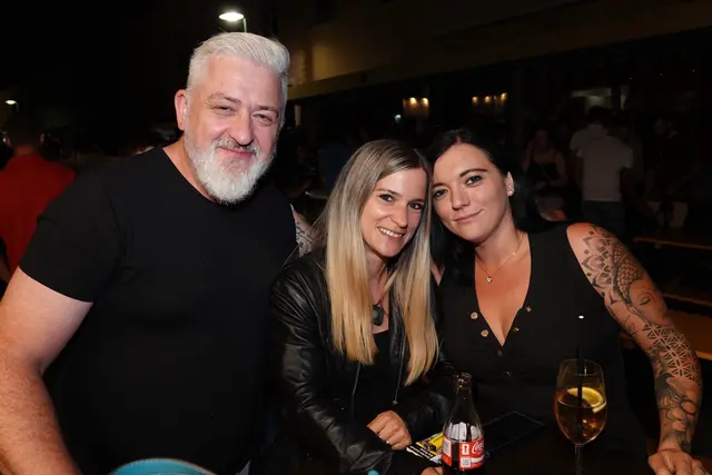 Dieses Trio genoss nicht nur die laue Nacht sondern auch die Musik von Uwe Schmidt &amp; Friends. | Foto: MeinBezirk.at/Blinzer