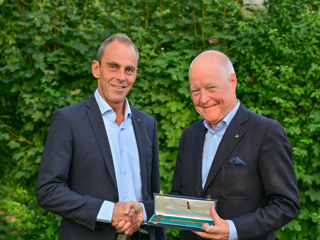 Stefan Seilinger (l.) übergibt die Präsidentschaft an Christoph Scheriau (r.). | Foto: RC Braunau-Simbach