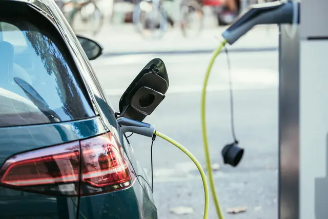 Elektroautos werden auch in Niederösterreich immer beliebter: Die Zahl der Neuzulassungen erreicht einen neuen Höchststand.
 | Foto: Smarterpix/patrick.daxenbichler