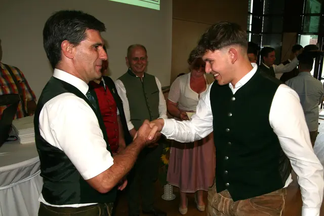 Verdiente Freude bei den Zeugnisempfängern | Foto: Gerhard Langmann