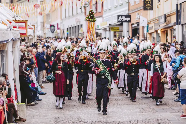 Rund 55 Gruppen aus Kärnten und dem Alpen-Adria-Raum präsentieren beim Trachtenfestzug eindrucksvoll die Vielfalt regionaler Trachten und Traditionen. | Foto: Marta Gillner