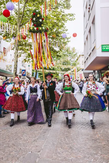 Der große Trachtenfestzug verwandelt die Villacher Innenstadt Jahr für Jahr in eine Bühne gelebten Brauchtums und zählt zu den Höhepunkten des Kirchtags. | Foto: Marta Gillner