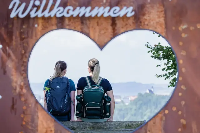 In Oberösterreichs erstem Wanderdorf Bad Kreuzen wird zur Single-Wanderung geladen.  Bild vom Aussichtspunkt auf der Weiserhöhe. | Foto: Tourismusverband Donau OÖ/SintwerkGmbH