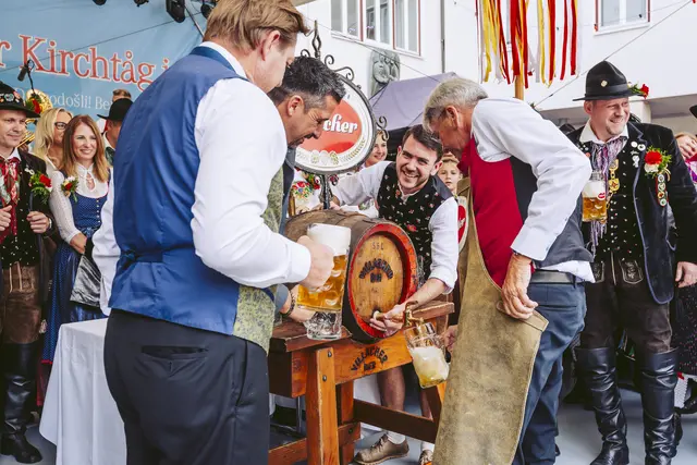 Der 81. Villacher Kirchtag wird mit dem offiziellen Bieranstich bzw. dem muskalischen Rahmenprogramm eröffnet.
 | Foto: Marta Gillner