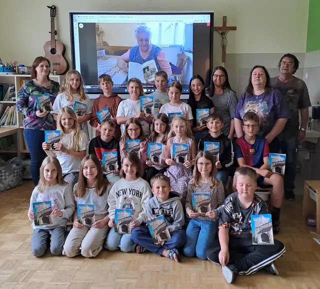 Schülerinnen und Schüler der 3./4. Schulstufe in Friedersbach mit Gerhard und Gabi Geisberger sowie Klassenlehrerin Petra Vogl-Kronister und Schulleiterin Monika Rauch. | Foto: VS Friedersbach