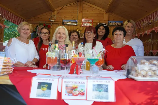 Das kulinarische Dorf bietet für die Konzertbesucher Erfrischungen und kulinarische Leckerbissen | Foto: Andrea Glatzer