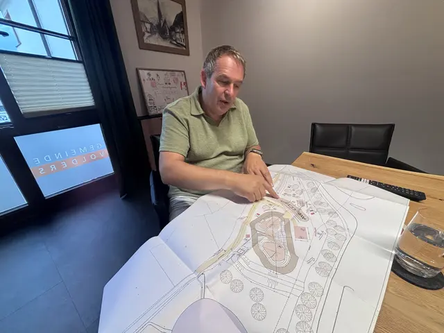 Bürgermeister Peter Schwemberger informiert über die Fortschritte beim Bau der neuen Sport- und Freizeitanlage neben den Postgründen. | Foto: Kendlbacher