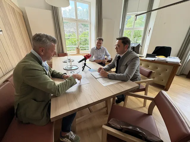 MeinBezirk Salzburg Chefredakteur Michael Kretz im Gespräch mit Landwirtschaftskammer Salzburg Präsident Rupert Quehenberger und Kammeramtsdirektor Franz Wieser  | Foto: MeinBezirk
