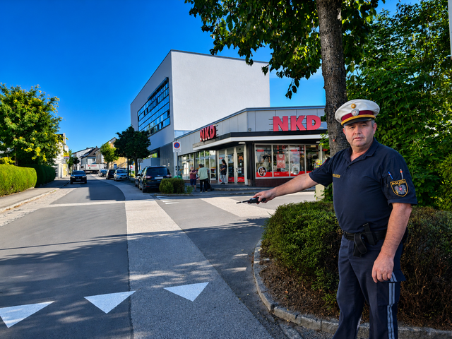 Klaus Biebl von der Polizeiinspektion Freistadt weist auf die Haifischzähne in der Zemannstraße hin. Wer vom Süden kommt, hat gegenüber Verkehrsteilnehmern aus der Zaglaustraße Nachrang. | Foto: MeinBezirk/Roland Wolf