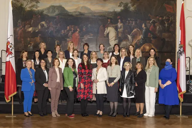 Aus dem Archiv - 14.03.2022: Die angelobten Bürgermeisterinnen gemeinsam mit LHStv Ingrid Felipe, LRin Gabriele Fischer, LRin Annette Leja, Landtagspräsidentin Sonja Ledl-Rossmann, Landtagsvizepräsidentin Sophia Kircher, BH Katharina Rumpf, BH Eva Loidhold und BH Olga Reisner | Foto: Land Tirol/Die Fotografen