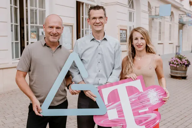 Oliver Neuwirth (Alpen Glasfaser), Bürgermeister Peter Teix, Desiree Duchek (Magenta Telekom).  | Foto: Patrick Haberler
