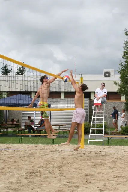 Zuseher können gratis auf den Platz im Freibad. | Foto: Verein Beach Perfect