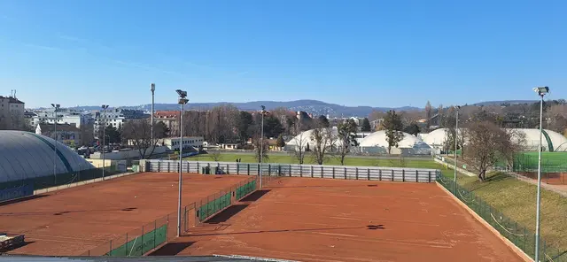 Die Tennisplätze im östlichen Teil des Postsportplatzes sind Teil der Ausschreibung.  | Foto: Divinecommunications