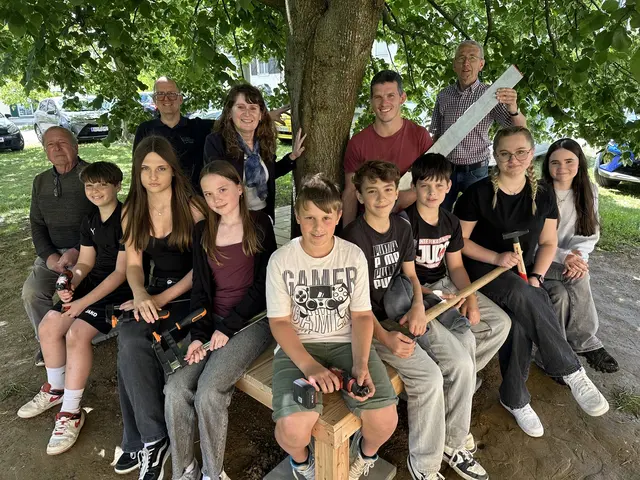 Schülerinnen und Schüler der MS Kirchbach mit Schulleiterin Renate Lückl-Janisch (3. v. l.), Lehrer Benjamin Archan (2. v. r.), sowie "Technik für Kinder"-Mentoren Hannes Griessl (l.) und Erwin Stubenschrott (r.) und Werkstattchef Johannes Dichtinger (2. v. l.) auf dem fertigen Chill-out-Deck