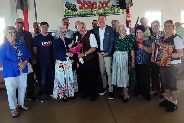 Viele Gratulanten stellten sich bei Ortsgruppen-Obfrau Klothilde Hassler ein, unter ihnen Bürgermeister Josef Müller, Vizebürgermeister Thorsten Unterberger und Bezirksobmann Anton Polessnig | Foto: Privat