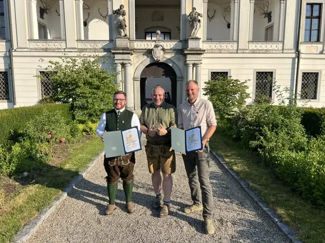 V. l.: Patrick Karigl, Bezirksjägermeister Alois Selker und Sebastian Moser-Hofer. | Foto: Jägerschaft Schärding