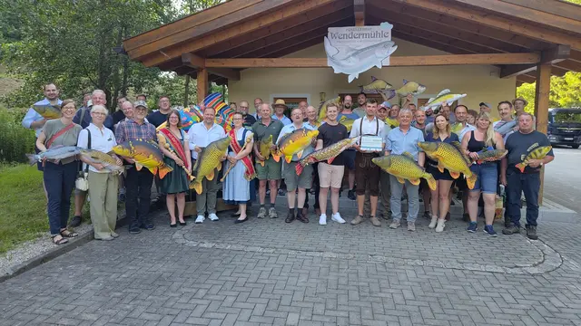 Gemeinsam für die Zukunft der Teichwirtschaft beim Netzwerkabend auf der Fischzucht Stier in Bärnau: Vertreterinnen und Vertreter der Teichwirtschaft aus Bayern, Niederösterreich und der Steiermark kamen zum fachlichen Austausch zusammen. Mit dabei waren auch NÖ Karpfenkönigin Michaela I., NÖ Karpfenprinzessin Theresa I und Landrat Hubert Schicker. | Foto: NÖ Teichwirteverband