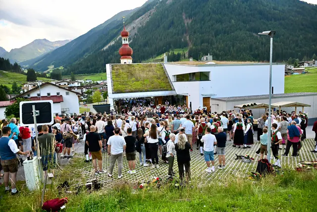 Der Vorplatz der Volksschule bot eine prächtige Arena für die Kurzkonzerte.