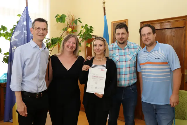 Bürgermeister Peter Teix, Vanessa Staudenhirz (Leiterin Museum/Archiv), Johanna Wallner, Benedikt Wallner (Leiter Stadtbücherei) und Stadtamtsdirektor Christof Holzer. | Foto: Stadtgemeinde Neunkirchen