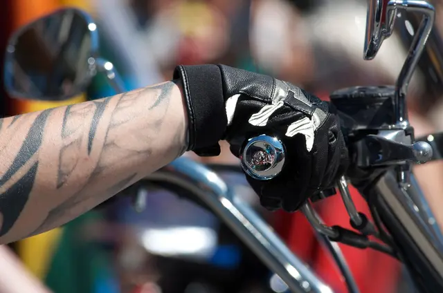 Ein Motorradfahrer wurde nach dem Sturz unter seinem Fahrzeug eingeklemmt. | Foto: Symbolbild
