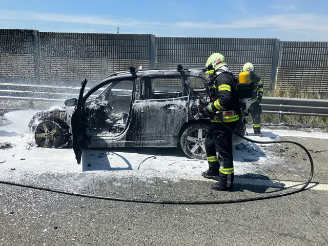 Der Pkw, der Ende Juni auf der Westautobahn völlig ausbrannte, ist kein Einzelfall. Mehr als 150-mal gingen Fahrzeuge heuer bereits in Flammen auf. | Foto: ASFINAG