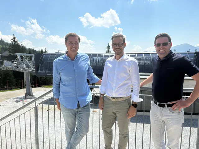 V.l.: Josef Bogensberger, Sebastian Schuschnig und Franz Aschbacher besuchten die neue 8er-Kabinenbahn auf das Aineck, die seit der vergangenen Wintersaison ganzjährig in Betrieb ist und bis zu 2.000 Personen pro Stunde befördert.  | Foto: Büro Schuschnig