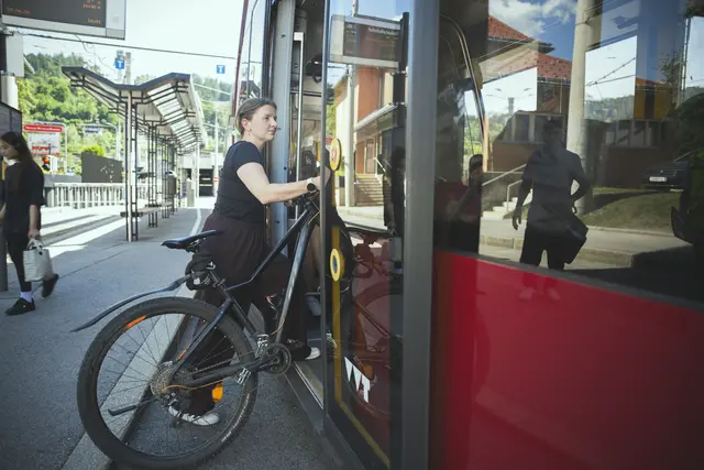 Maximal vier Fahrräder werden während der Sommerferien pro Bahn mit ins Stubai genommen – sofern in der Tram genügend Platz ist. | Foto: IVB/Berger
