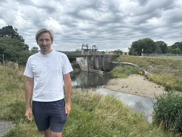 Die Emmersdorfer Wehr hinter Martin Mühlbauer soll abgetragen werden. Und das (hier) rechte Ufer wird auf einen Kilometer Länge um 30 Meter verbreitert. | Foto: Lauren Fahrenberger / MeinBezirk