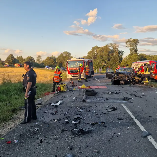 Ein Fahrzeug wurde durch die Wucht des Aufpralls in ein angrenzendes Feld geschleudert. | Foto: Bfkdo Amstetten / FF St. Peter/Au