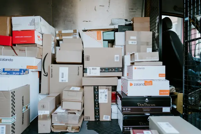 Schon vor dem Start sorgt die Paketabgabe für Kritik. Handelsverband, Wirtschaftskammer und große Onlinehändler lehnen die Maßnahme ab. (Symbolbild) | Foto: Claudio Schwarz/Unsplash