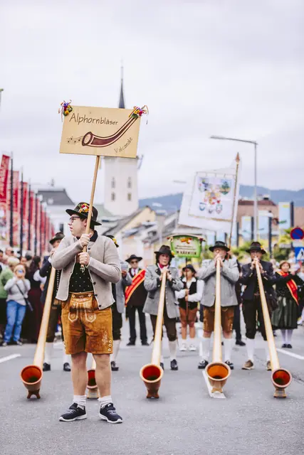 Mit ihren beeindruckenden Alphörnern begeistern die Teilnehmer das Publikum. | Foto: Marta Gillner