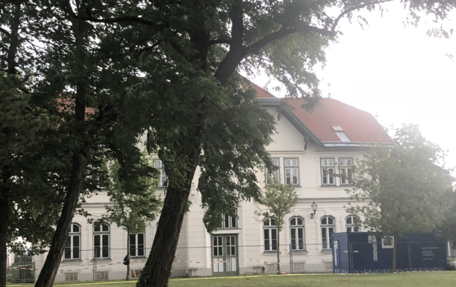 Auf über vier Hektar erstrecken sich sechs prachtvolle Pavillons aus der Gründerzeit, umgeben von alten Bäumen, Werkstätten und Nebengebäuden. | Foto: Markus Kahrer
