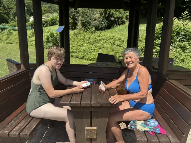 Sophie Sattler und Loni spielen beim baden auch gerne mal eine Runde Karten. | Foto: Martina Schweller